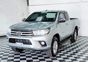 2017 TOYOTA HILUX REVO E SMART CAB 2.4 2WD AT Silver