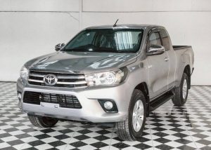 2017 TOYOTA HILUX REVO E SMART CAB 2.4 2WD AT Silver