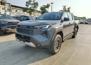 2026 TOYOTA HILUX TRAVO PREMIUM DOUBLE CAB 2.8 2WD AT Gray