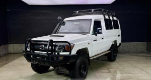 2017 TOYOTA LAND CRUISER SUV 4.5 4WD MT White