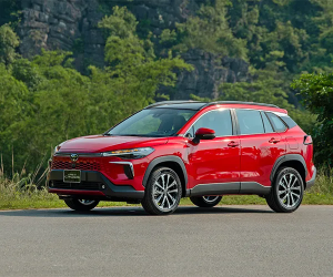 2027 TOYOTA COROLLA CROSS SUV 1.8 2WD CVT Red