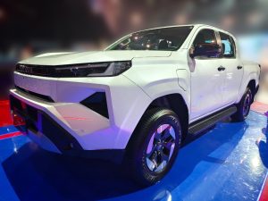 2027 TOYOTA HILUX DOUBLE CAB 4WD AT White