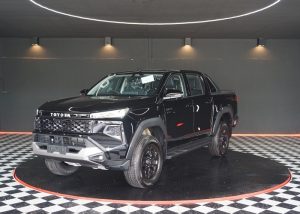 2026 TOYOTA HILUX TRAVO OVERLAND DOUBLE CAB 2.8 2WD AT Black