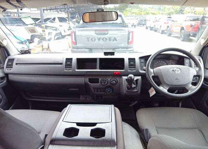 2019 TOYOTA VAN COMMUTER 2.7 MT White