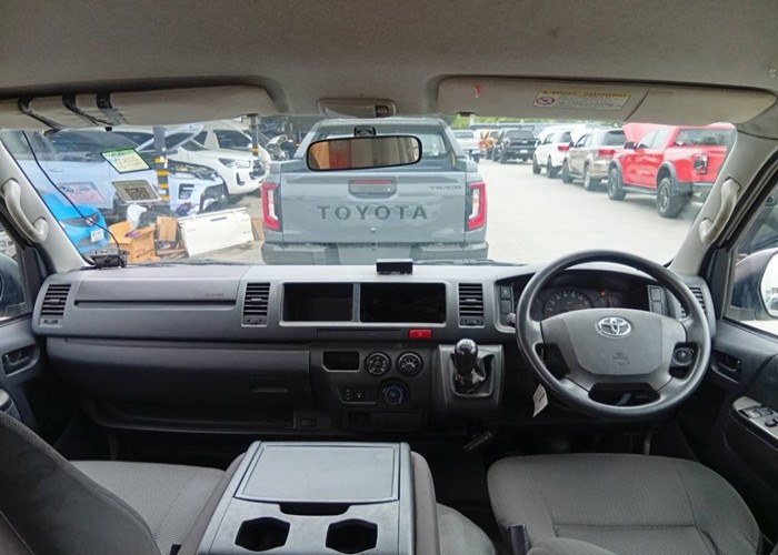 2019 TOYOTA VAN COMMUTER 2.7 MT White