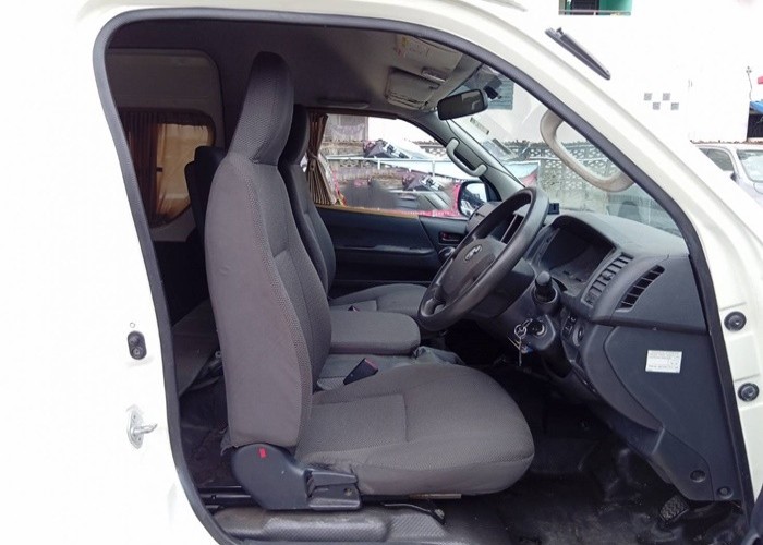 2019 TOYOTA VAN COMMUTER 2.7 MT White