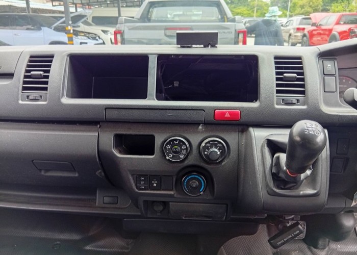 2019 TOYOTA VAN COMMUTER 2.7 MT White