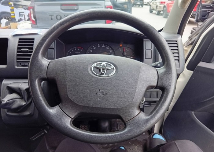 2019 TOYOTA VAN COMMUTER 2.7 MT White